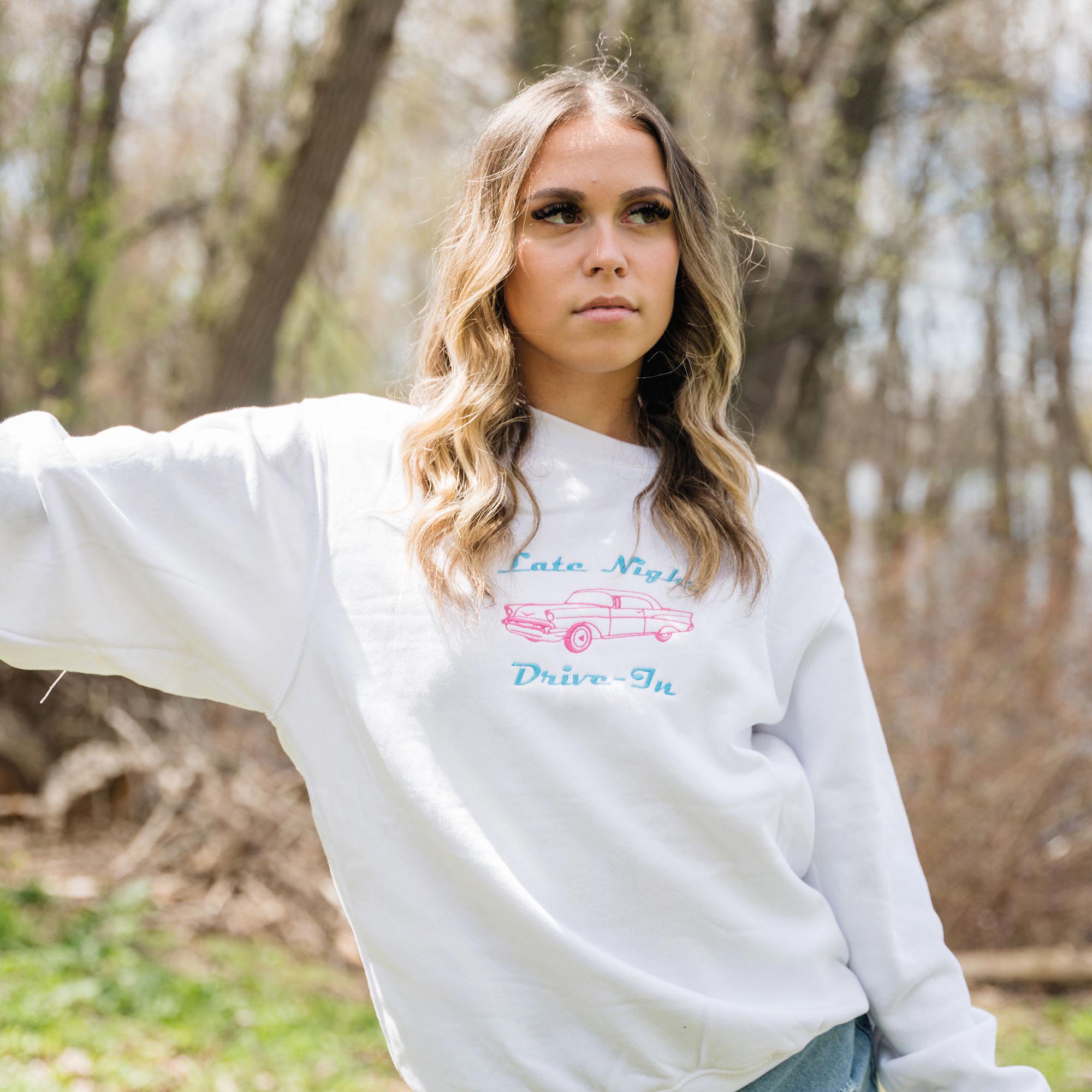 jeune femme portant un crewneck blanc avec broderie late night drive in