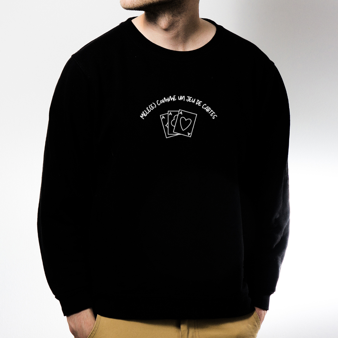 photo d'un homme mannequin portant un crewneck avec une broderie Mêlée comme un jeu de cartes