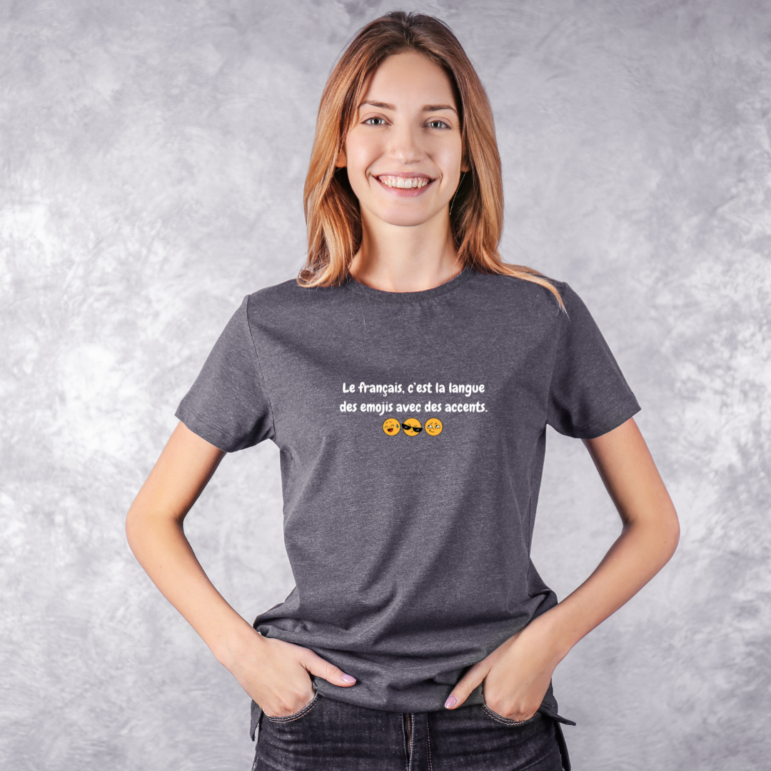 femme portant un t-shirt gris foncé avec broderie langue des emojis français avec des émoticones