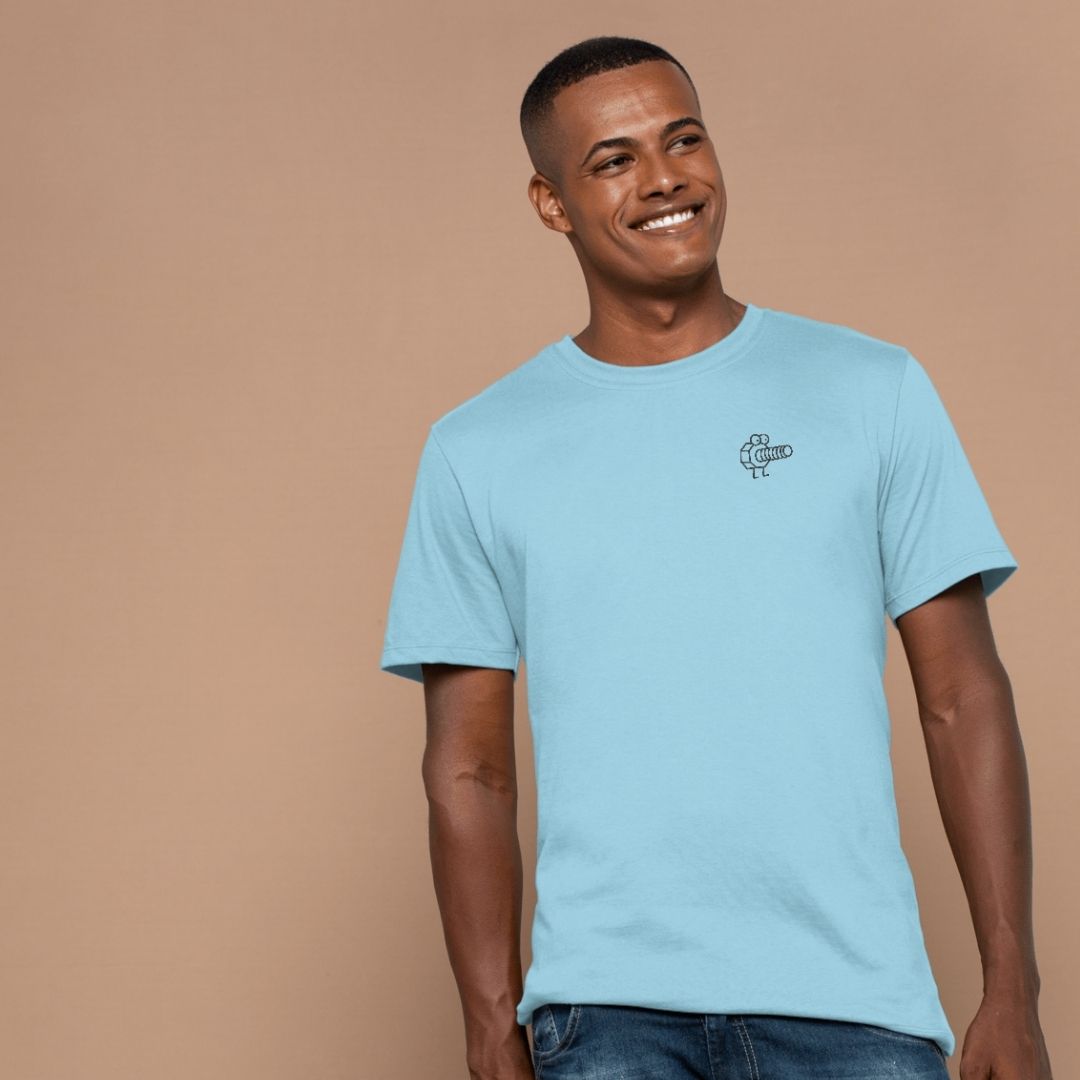 photo lifestyle d'un homme de couleur noire portant un t-shirt bleu pâle brodé avec une vis animée à gauche