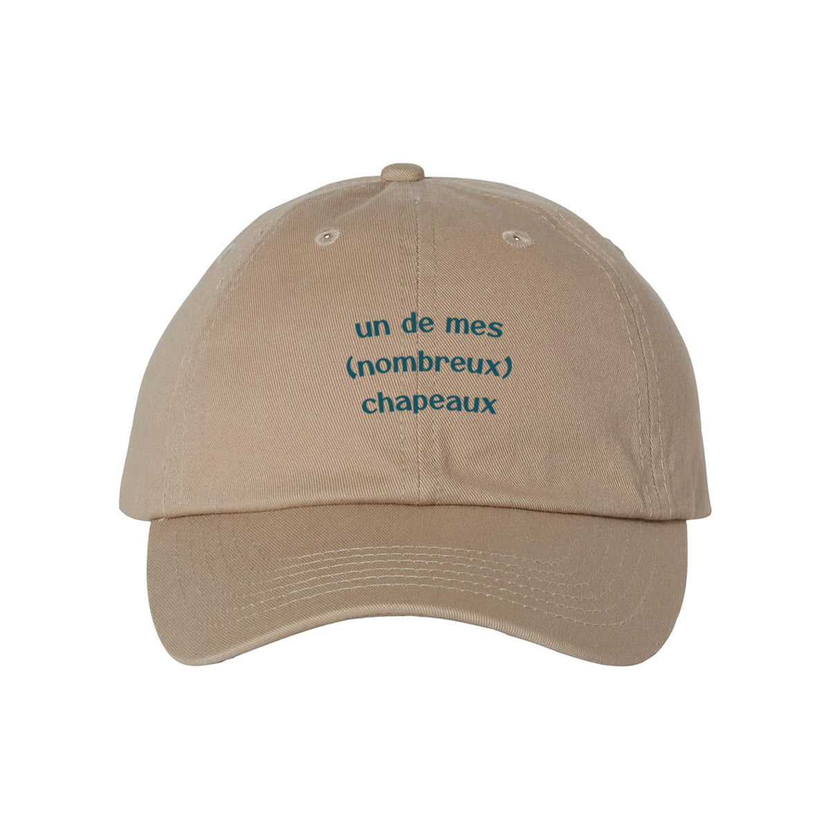 casquette beige avec broderie "un de mes nombreux chapeaux" brodé au centre en turquoise foncé