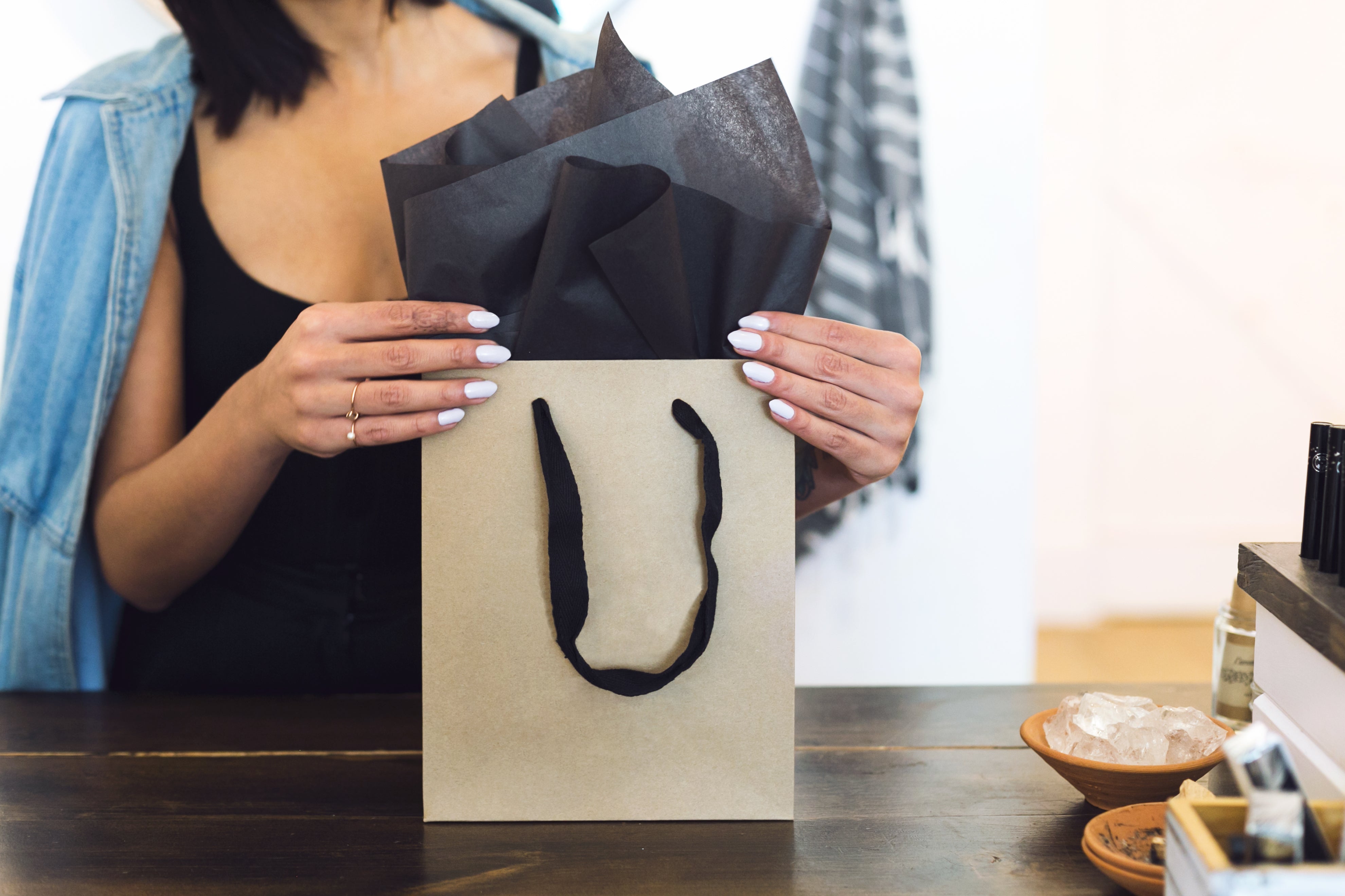 femme qui emballe un sac pret à venir chercher