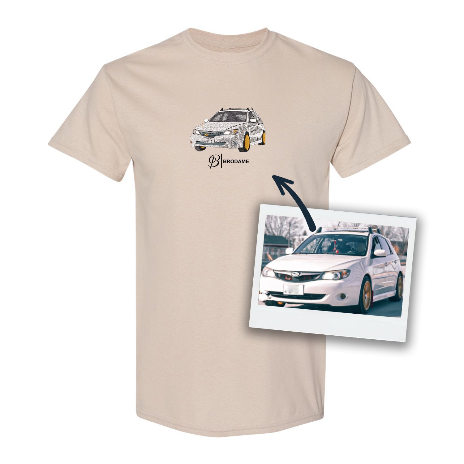 t-shirt beige avec une subaru blanche brodée de façon réaliste à partir d'une photo au centre avec le logo Brodame en-dessous