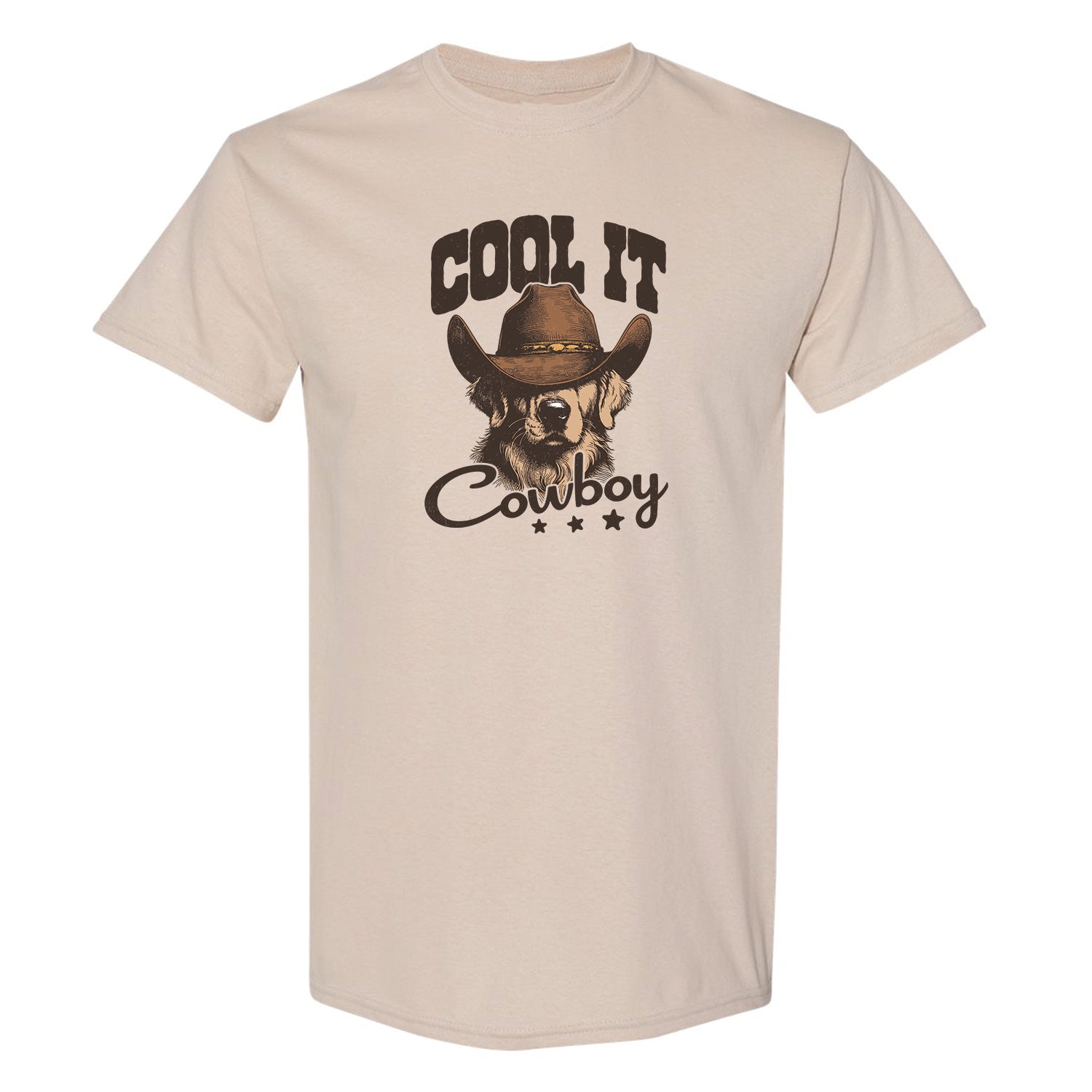 visuel d'un t-shirt à manches courtes beige avec un imprimé de golden retriever portant un chapeau de cowboy avec l'inscription "cool it cowboy"