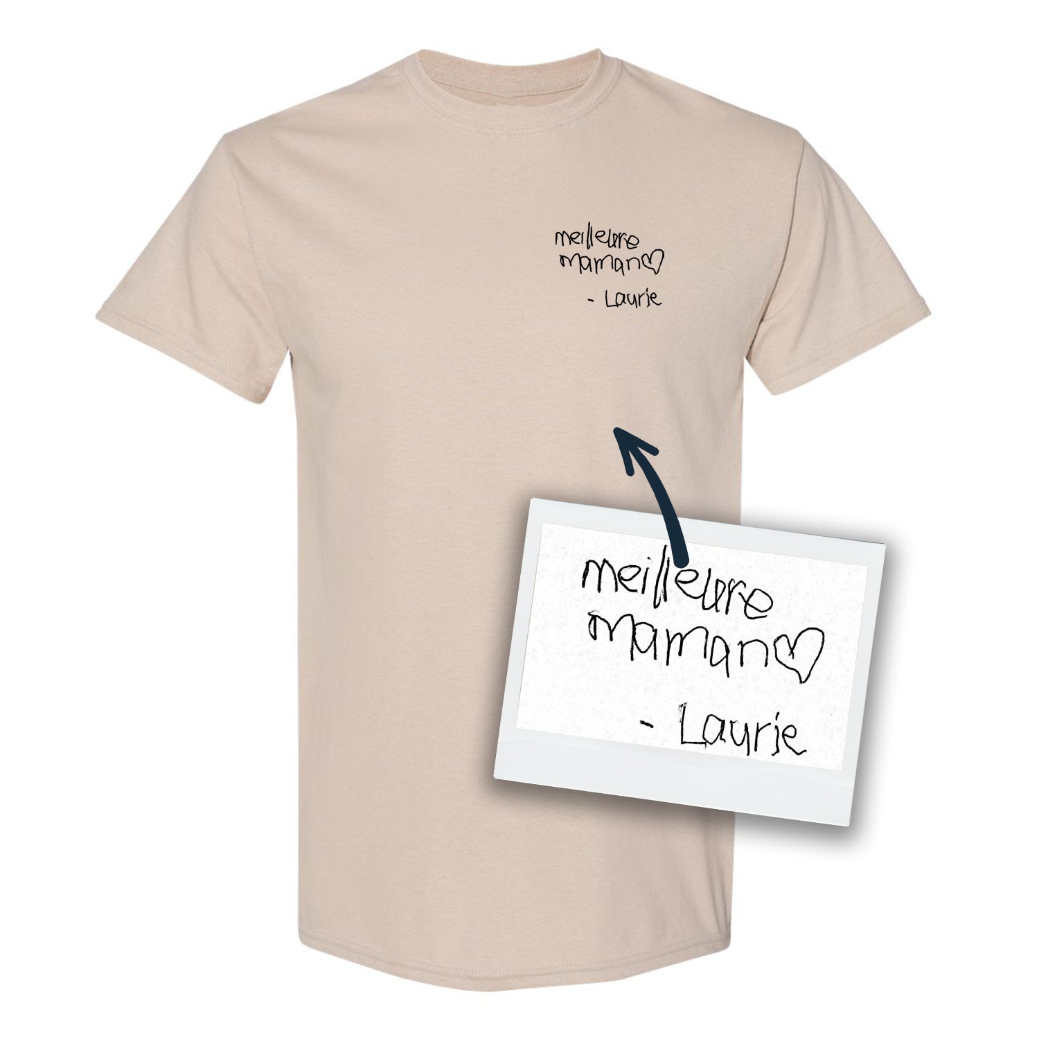 t-shirt à manches courtes beige avec une écriture personnalisée brodée écrite à la main par un proche