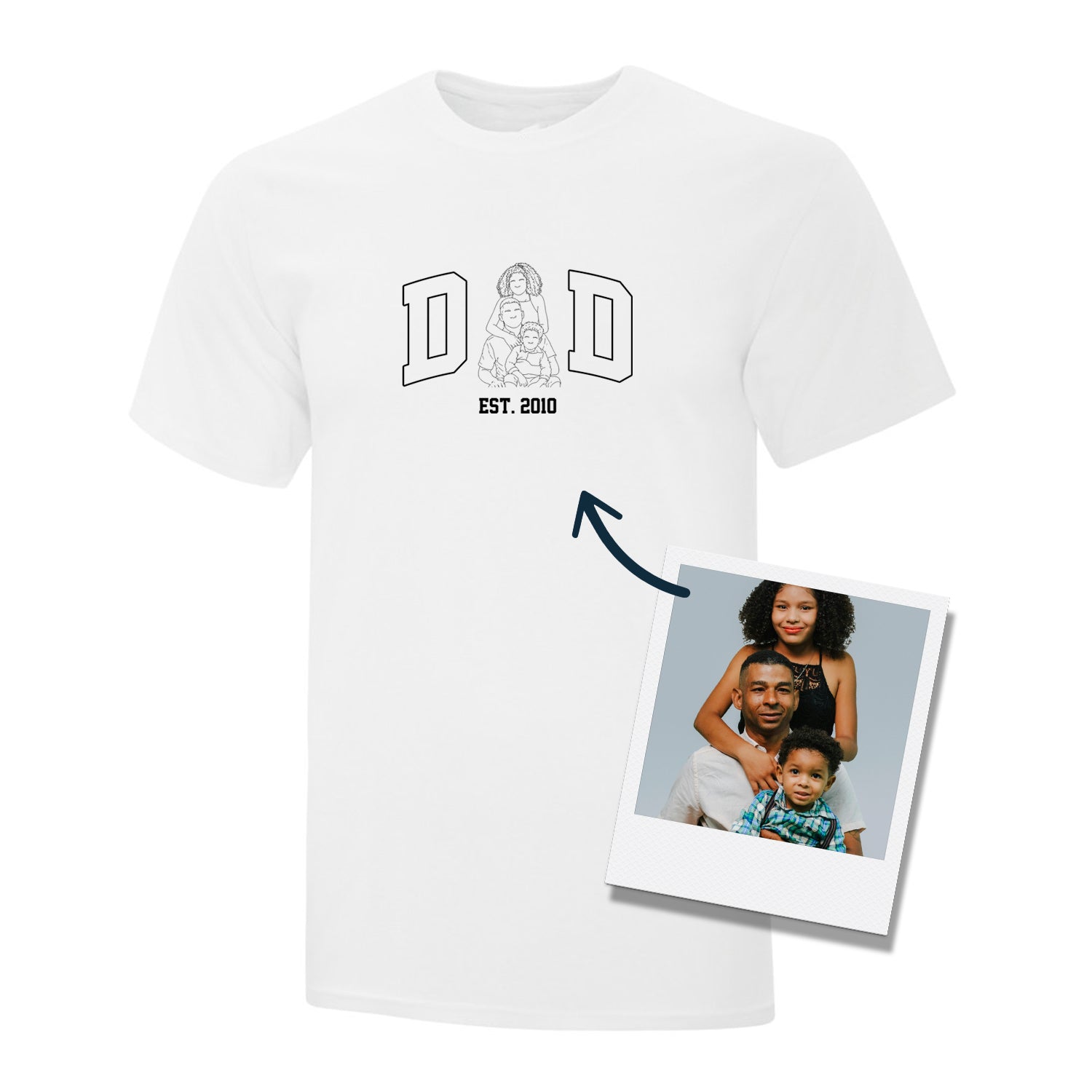 t-shirt à manche courtes blanc ayant une broderie noire. C'est le mot "DAD" avec un tracé de photo qui remplace le "A" avec l'année de naissance de l'ainé en dessous