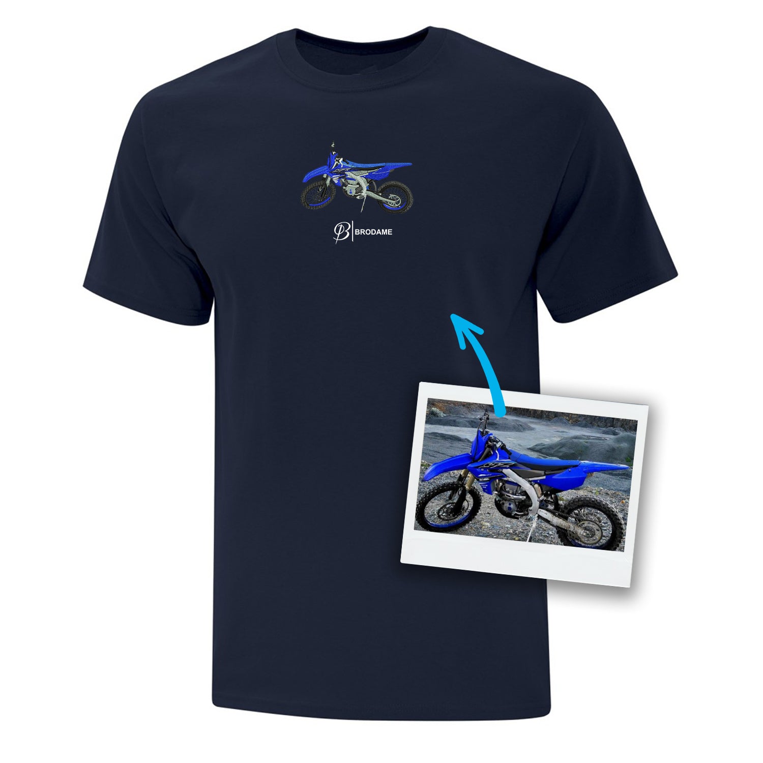 t-shirt bleu marin avec un motocross bleu brodé de façon réaliste à partir d'une photo au centre avec le logo Brodame en-dessous