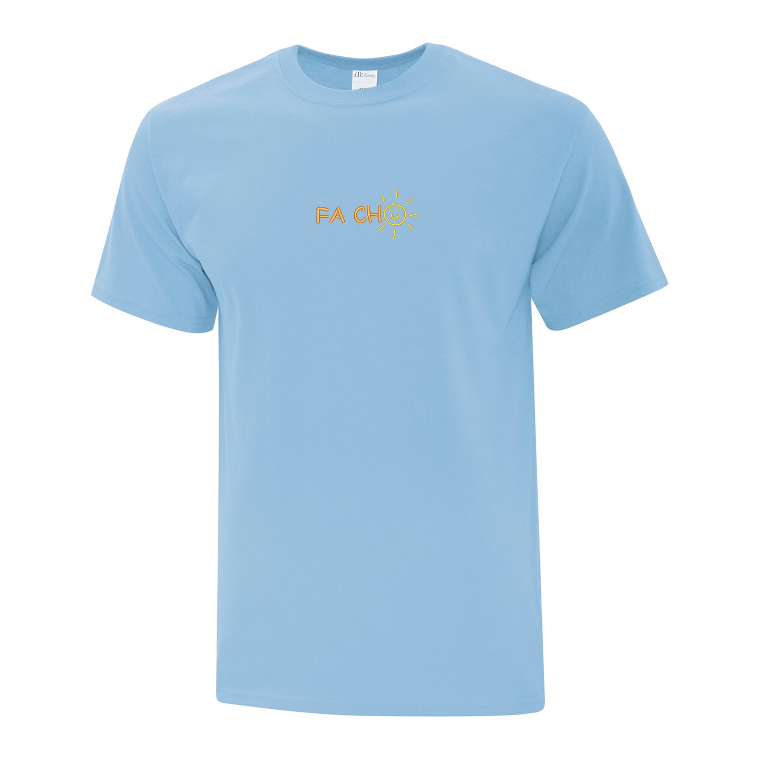T-shirt bleu pâle brodé "Fa cho". La broderie se trouve centrée sur le chandail à l'avant. Les lettres "FA CH" sont brodés de couleur orange pâle et le "O" est un soleil avec un bonhomme sourire de couleur jaune. Collection d'expressions québécoises du 29 juin 2025.