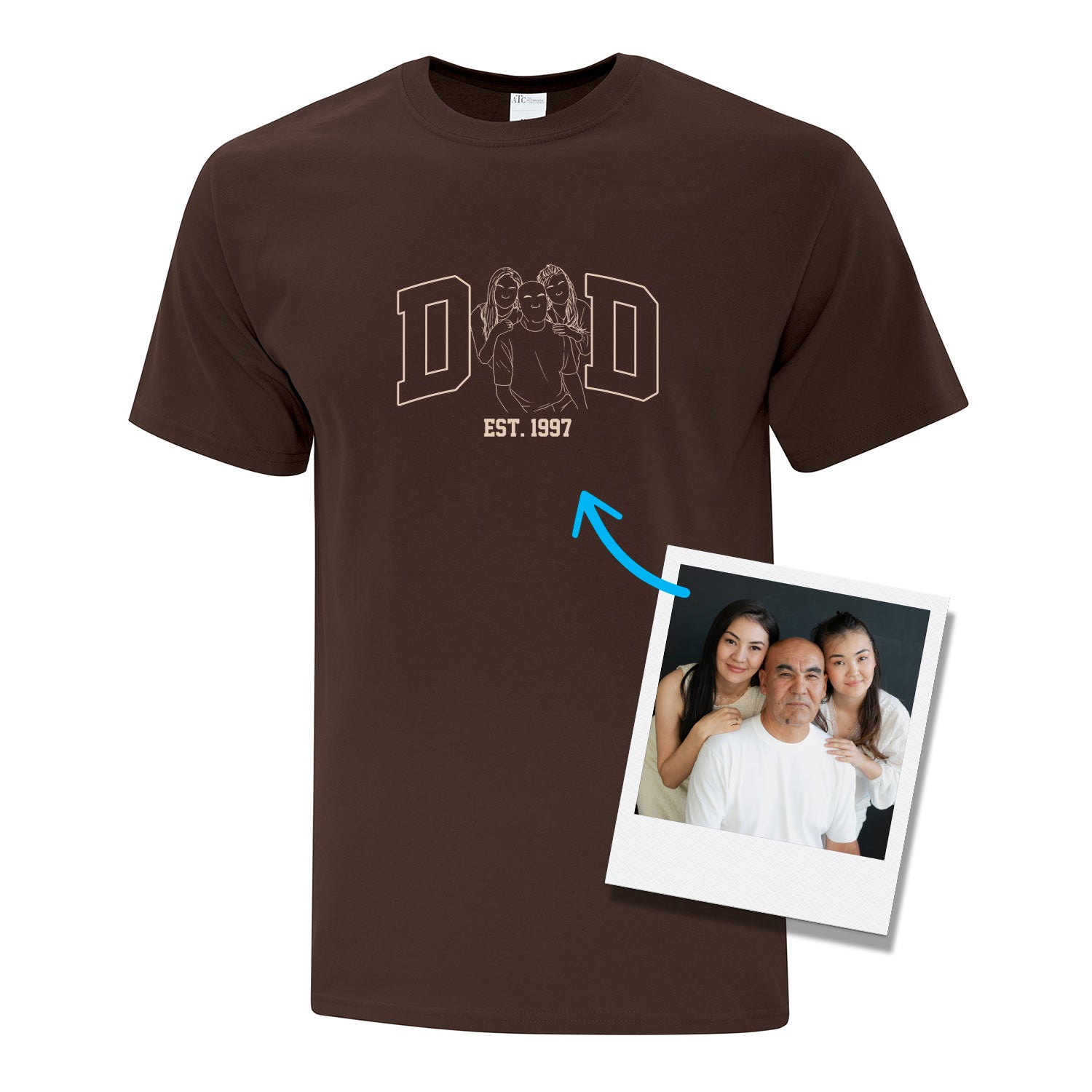 t-shirt à manche courtes brun ayant une broderie beige. C'est le mot "DAD" avec un tracé de photo qui remplace le "A" avec l'année de naissance de l'ainé en dessous