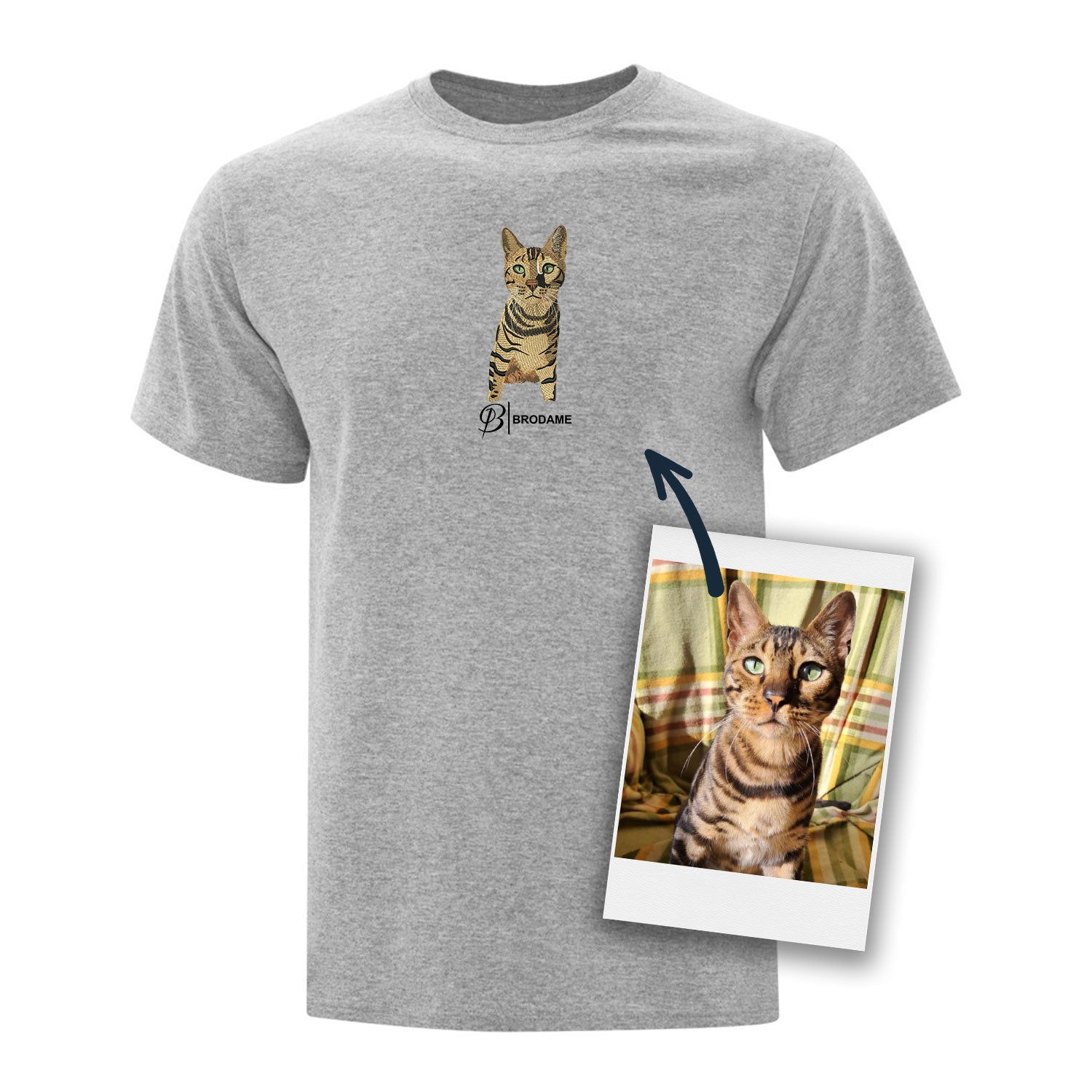 t-shirt à manches courtes gris pâle avec une broderie de chat faite à partir d'une photo et logo Brodame en-dessous