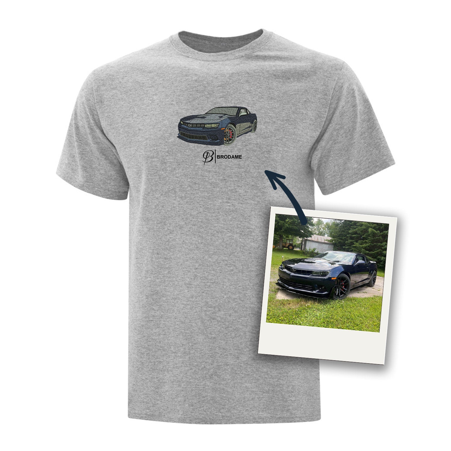 t-shirt gris pâle avec un dodge charger bleue foncée brodé de façon réaliste à partir d'une photo au centre avec le logo Brodame en-dessous