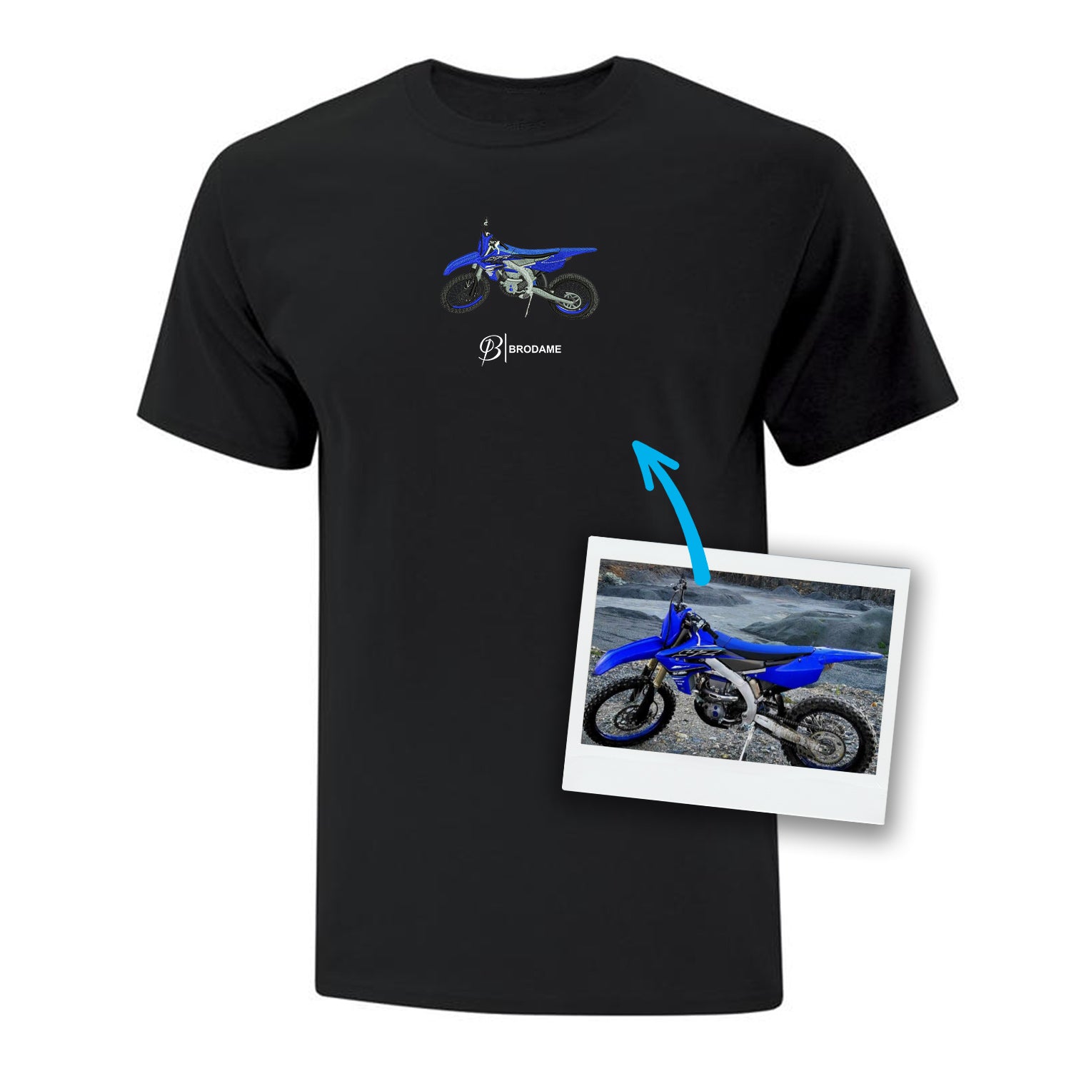 t-shirt noir avec un motocross bleu brodé de façon réaliste à partir d'une photo au centre avec le logo Brodame en-dessous