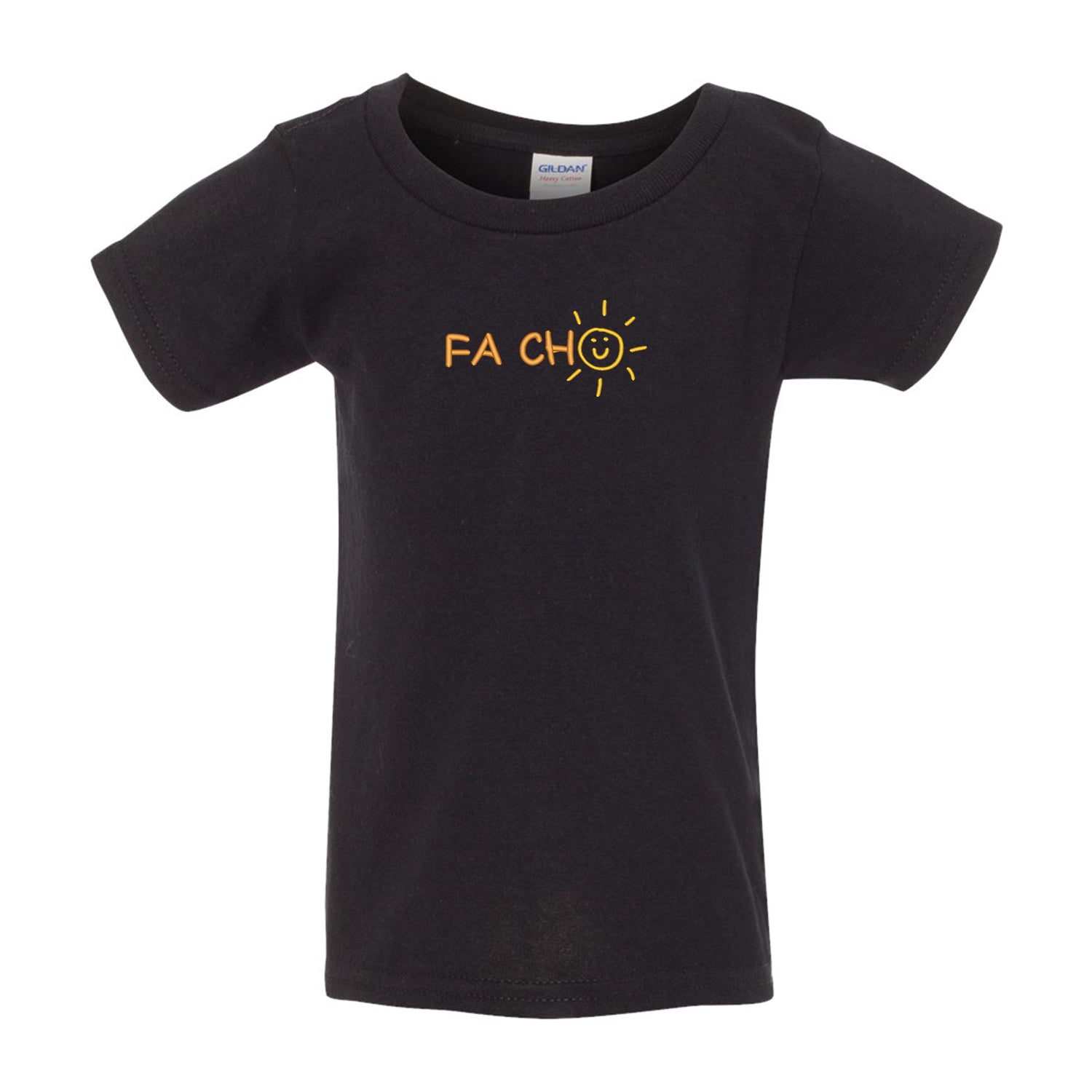 T-shirt noir pour enfant brodé "Fa cho". La broderie se trouve centrée sur le chandail à l'avant. Les lettres "FA CH" sont brodés de couleur orange pâle et le "O" est un soleil avec un sourire de couleur jaune. Collection d'expressions québécoises du 29 juin 2025.