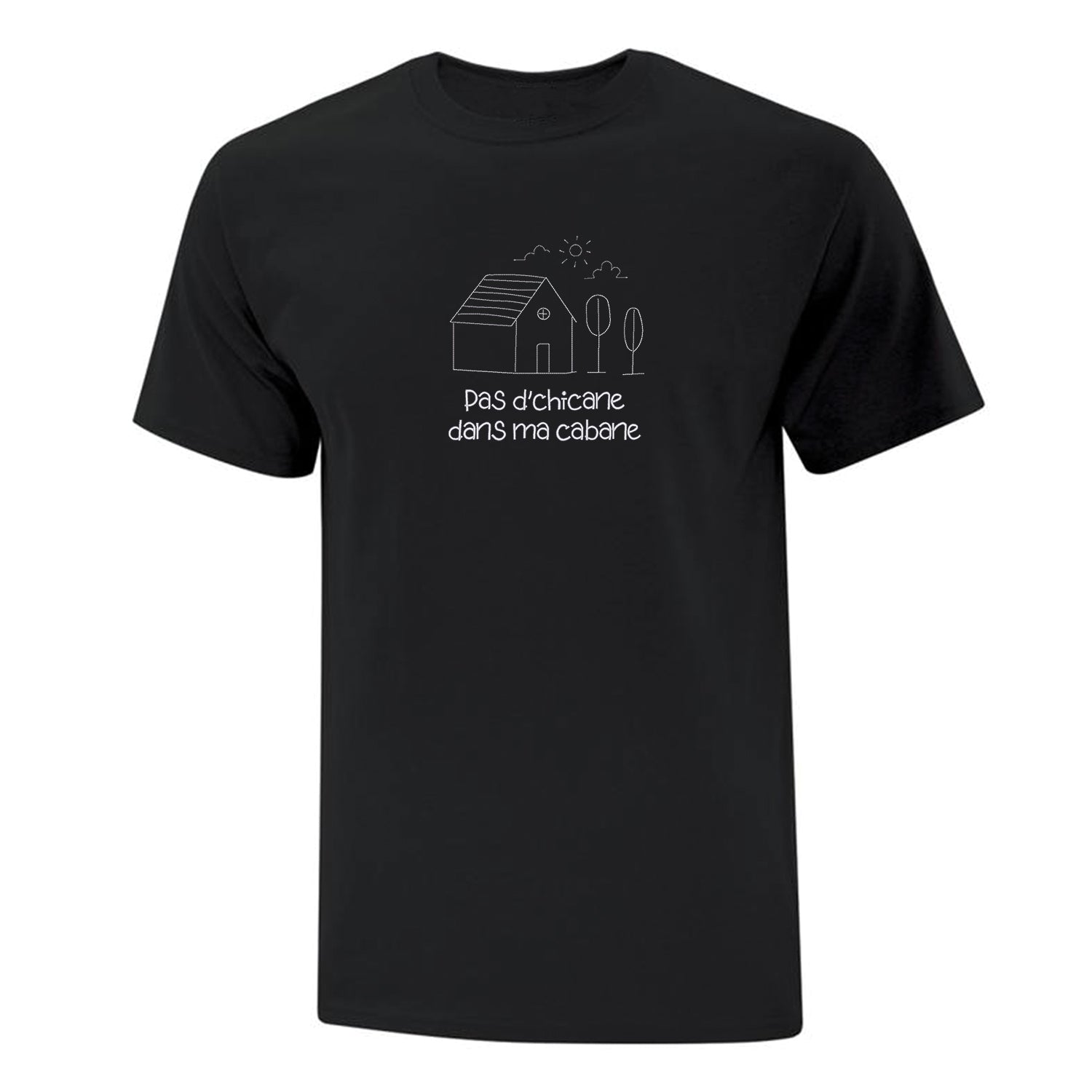 T-shirt noir "Pas d'chicane dans ma cabane" brodé à l'avant centré. Un dessin d'une maison avec des arbres et un soleil est aussi brodé de la même couleur que l'écriture (en blanc). Collection d'expressions québécoises 2025.