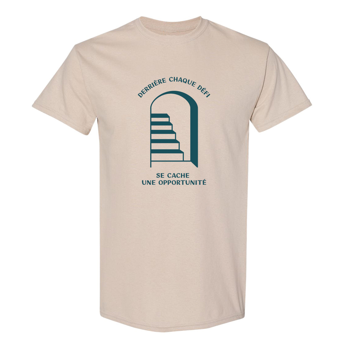 t-shirt beige avec une impression turquoise foncée d'un escalier et une porte ouverte avec la citation derrière chaque défi se cache une opportunité