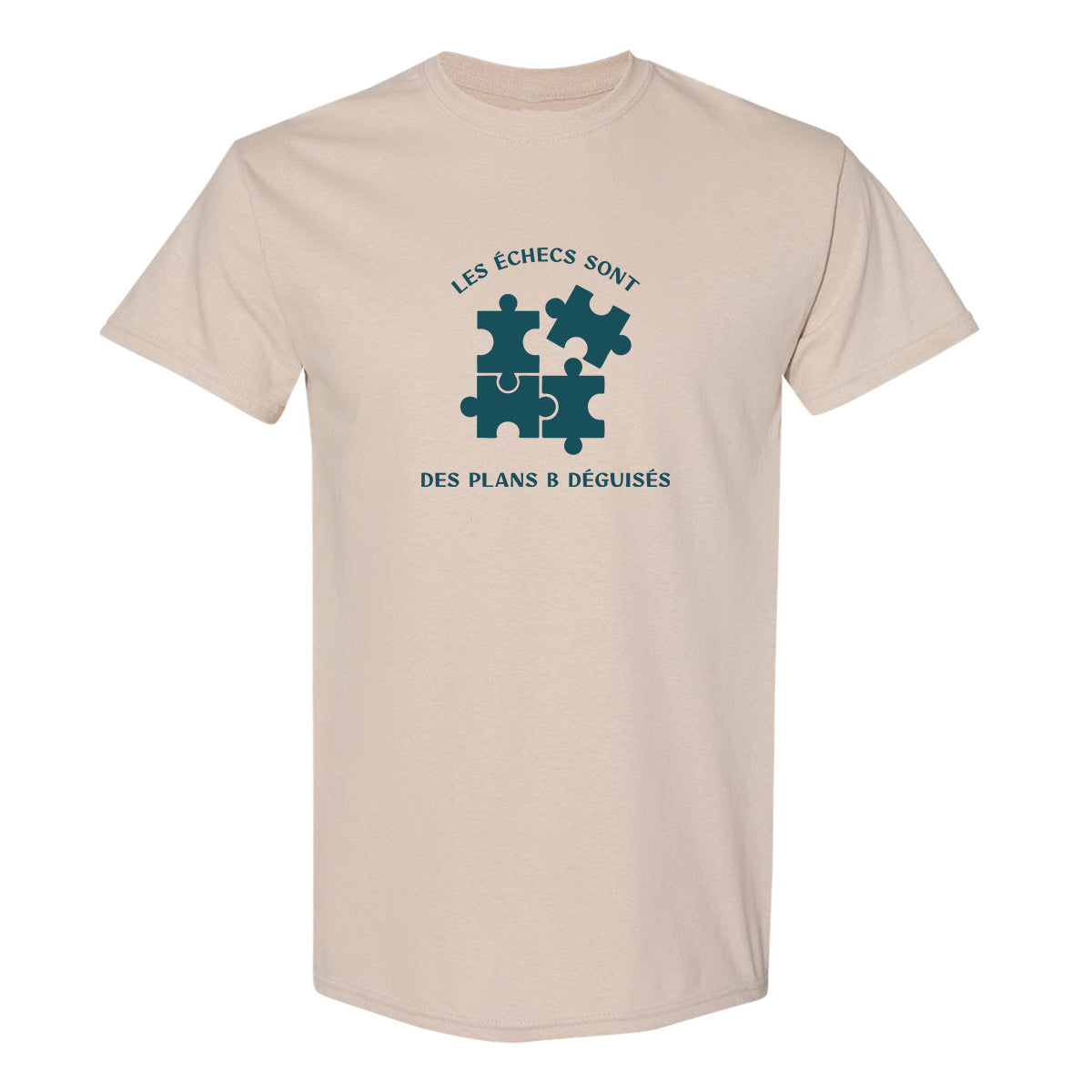t-shirt beige avec une impression DTF au centre d'un casse-tête et la phrase "les échecs sont des plans B déguisés" autour en vert foncé