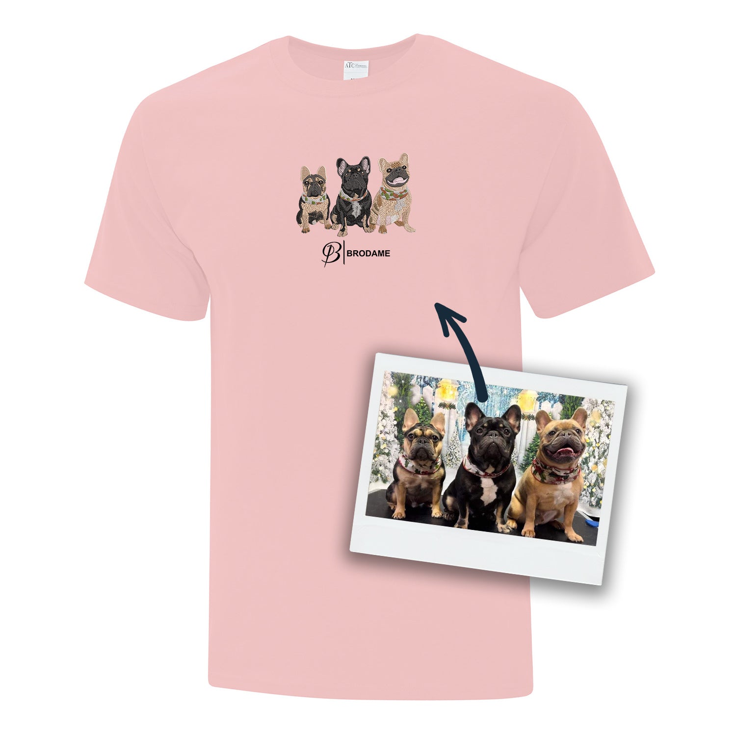 t-shirt à manches courtes rose p âleavec une broderie de trois chiens faite à partir d'une photo et logo Brodame en-dessous