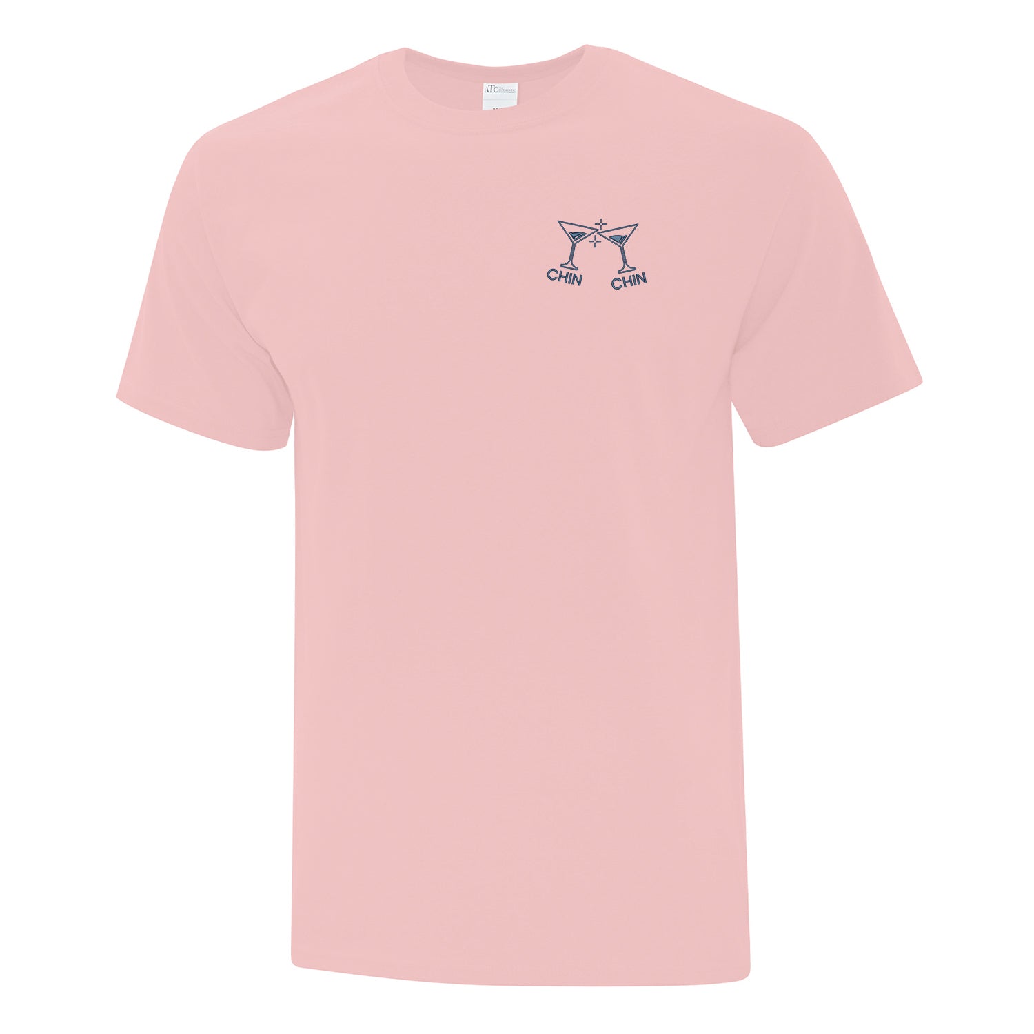 T-shirt rose "Chin Chin" brodé au coeur. Un dessin de deux coupes à cocktails qui font chin chin ensemble est brodé en bleu marin. Collection d'expressions québécoises 2025. 