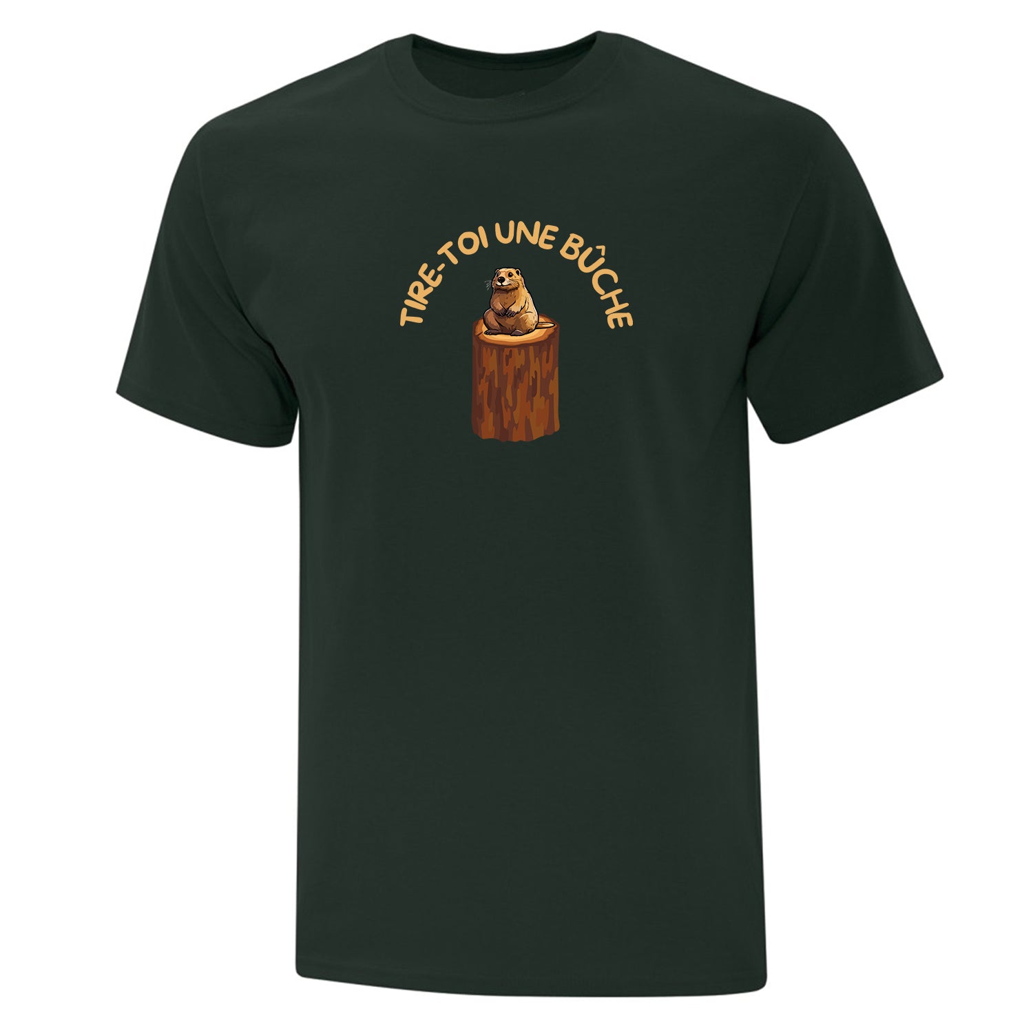 T-shirt vert forêt "Tire-toi une bûche" imprimé. L'impression se trouve à l'avant du t-shirt et centrée sur celui-ci. L'expression est inscrite en demi-lune en haut du chandail en beige et il y a un dessin d'un castor assis sur une bûche de couleur brune. Fait partie de la collection d'expressions québécoises du 29 juin 2025. 