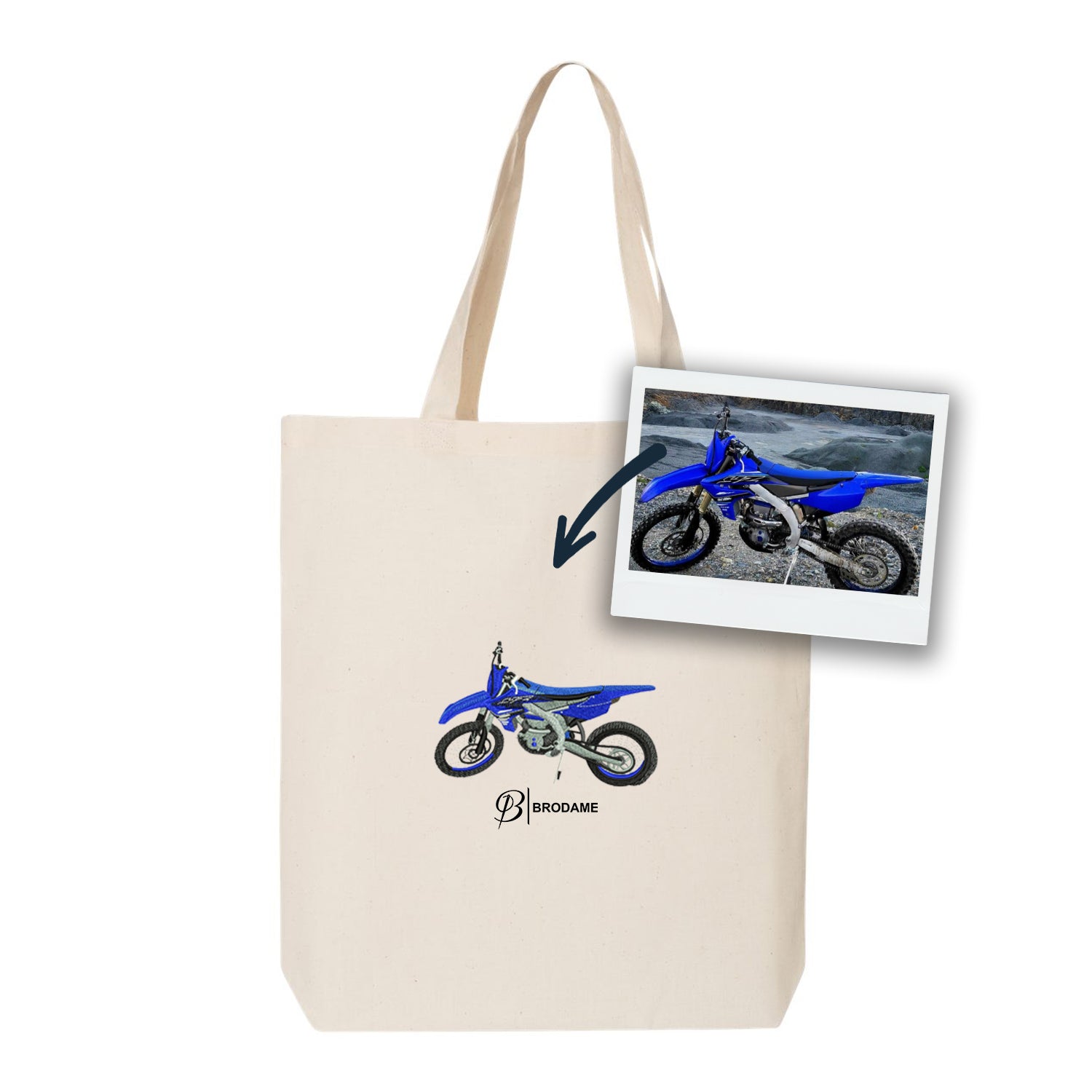 sac fourre-tout beige ayant une broderie de motocross bleu de type réaliste à partir d'une photo avec le logo brodame en-dessous