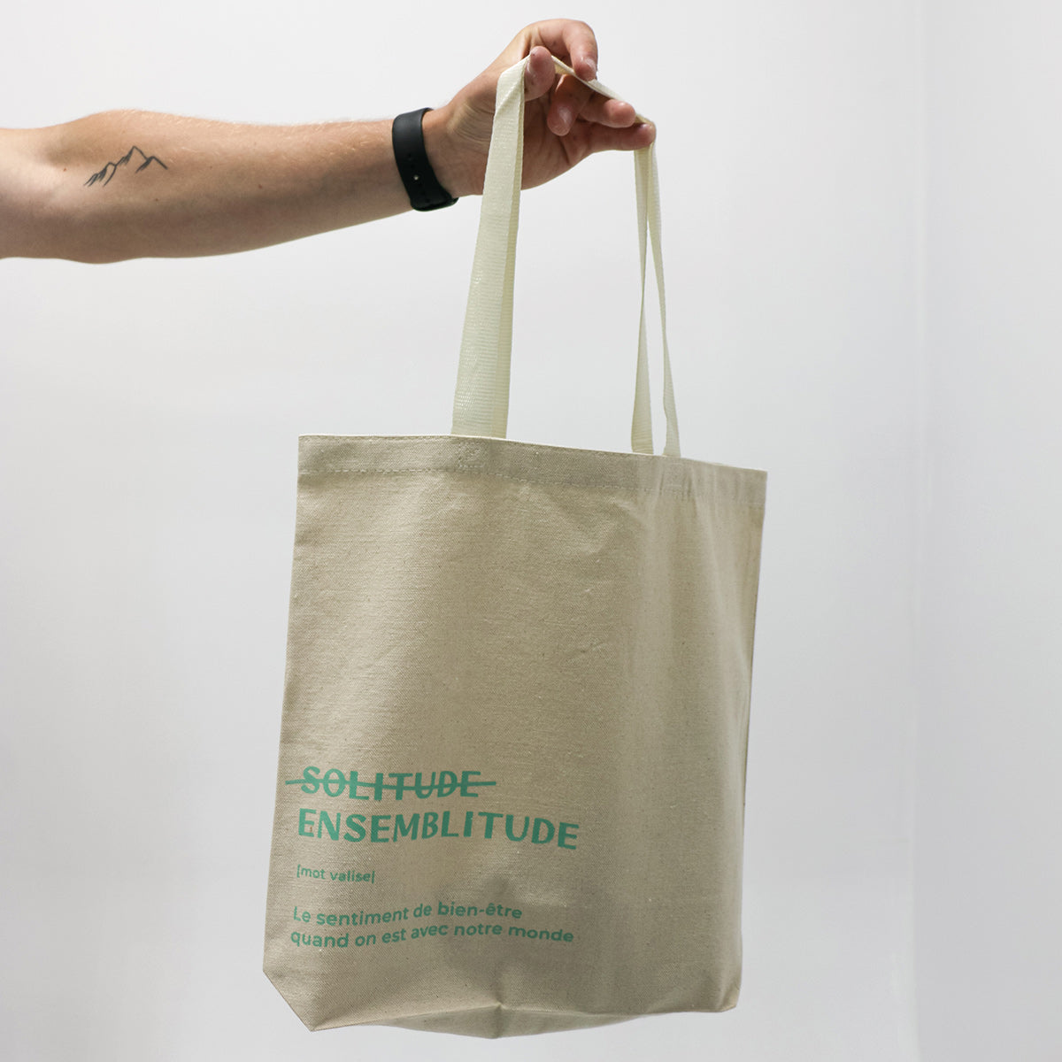 sac fourre-tout beige imprimé en turquoise sur le coin inférieur gauche
